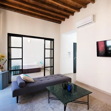 Appartamento Tour Apartment- Elegance & Confort In The Historic Center
