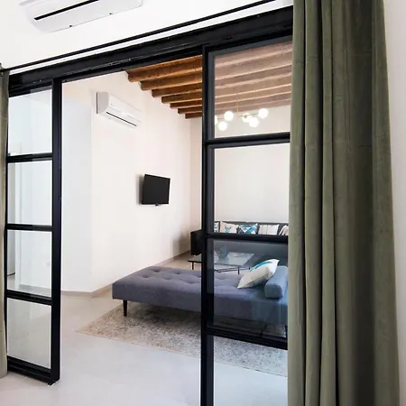 Tour Apartment- Elegance & Confort In The Historic Center Appartamento